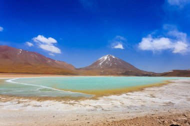 Laguna Verde manzarası, Bolivya. Güzel Bolivya panoraması. Yeşil göl ve Licancabur volkanı.
