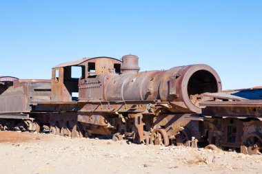 Uyuni, Bolivya 'dan mezarlık trenleri manzaralı. Bolivya simgesi. Terk edilmiş lokomotifler