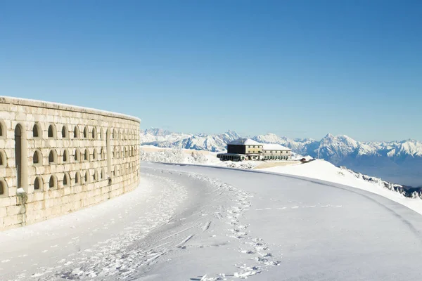 Dağ kış manzarası. Karlı Grappa Dağı. İtalyan Alpleri
