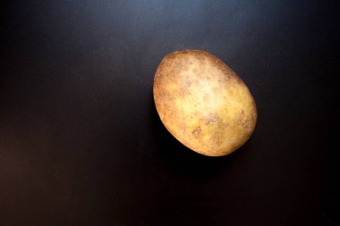 Siyah masada patates, yemek arkaplanı. İzole edilmiş patates.