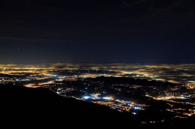 Düz aydınlatma kısmen sis ve yumuşak ışıklarla kaplı. Grappa Dağı, İtalyan manzarası