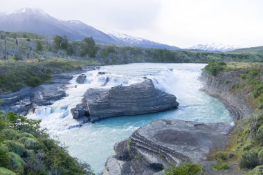 Rio Paine Şelalesi manzaralı, Torres del Paine Ulusal Parkı, Şili. Şili Patagonya manzarası
