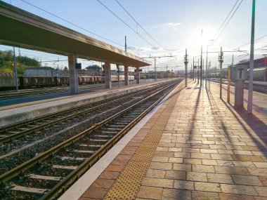 Tren perspektif görünümünü izler. Ulaşım kipi.