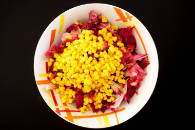 Siyah masada mısırlı salata, üst manzara. Gıda arkaplanı