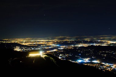 Düz aydınlatma kısmen sis ve yumuşak ışıklarla kaplı. Grappa Dağı, İtalyan manzarası