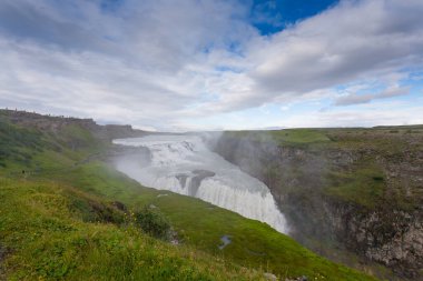 Gullfoss yaz sezonunda İzlanda 'ya düşer. İzlanda manzarası.