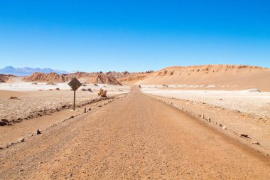 Şili manzarası, Ay Vadisi 'ndeki toprak yol. Şili Panoraması