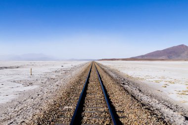 Tren Bolivya 'dan perspektif görünümünü izler. Bolivya manzarası. Salar de Colchani