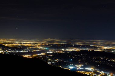 Düz aydınlatma kısmen sis ve yumuşak ışıklarla kaplı. Grappa Dağı, İtalyan manzarası