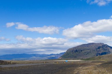 İzlanda 'nın güneyinden, İzlanda manzaralı bir yol. Güzel İzlanda