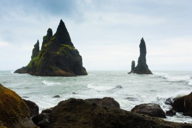 Reynisfjara lav plaj manzarası, güney İzlanda manzarası. Vik siyah plajı