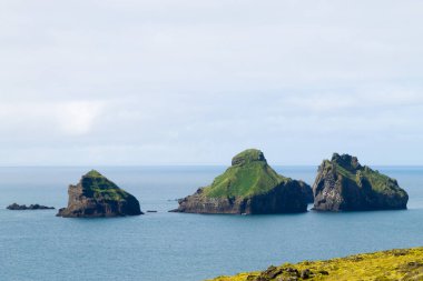 Westman Adaları plaj manzaralı ve arka planda Smaeyjar adaları var. İzlanda manzarası. Vestmannaeyjar