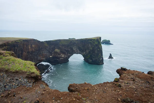 Reynisfjara lav plaj manzarası, güney İzlanda manzarası. Vik siyah plajı