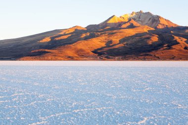 Salar de Uyuni, Bolivya. Dünyadaki en büyük tuz düzlüğü. Bolivya manzarası. Cerro Tunupa görünümü
