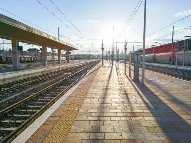 Tren perspektif görünümünü izler. Ulaşım kipi.