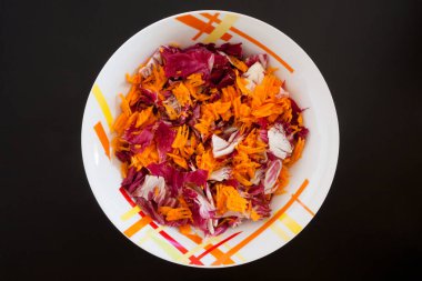 Siyah masa üzerinde havuçlu salata, üst manzara. Gıda arkaplanı