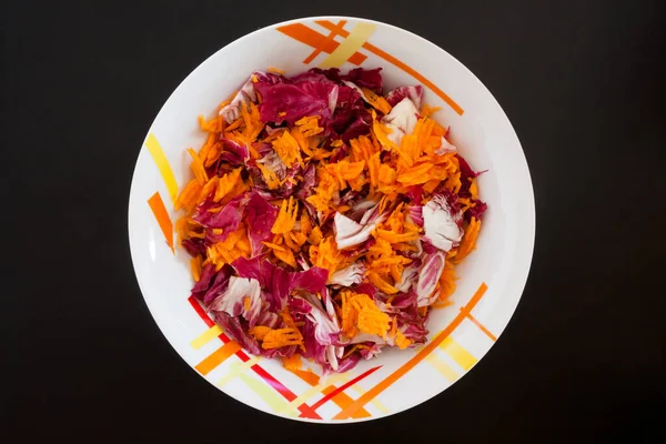 Siyah masa üzerinde havuçlu salata, üst manzara. Gıda arkaplanı