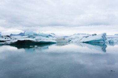 Jokulsarlon Buzul Gölü, İzlanda. Suda yüzen buzdağları. İzlanda manzarası