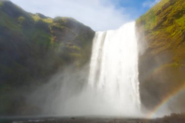 Skogafoss yaz sezonunda İzlanda 'ya düşer. İzlanda manzarası.