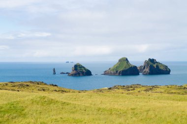 Westman Adaları plaj manzaralı ve arka planda Smaeyjar adaları var. İzlanda manzarası. Vestmannaeyjar