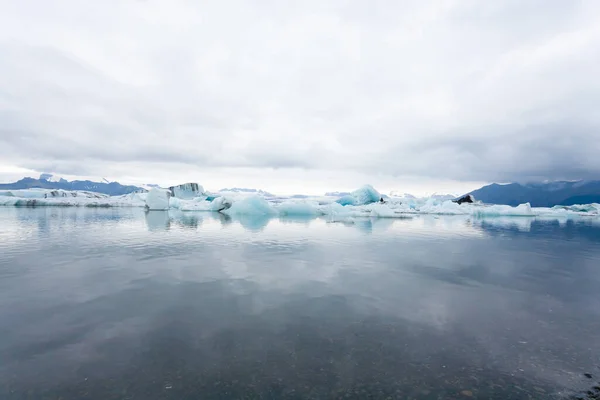 Ледниковое Озеро Джоколсарлон Исландия Айсберги Плавают Воде Исландский Пейзаж — стоковое фото