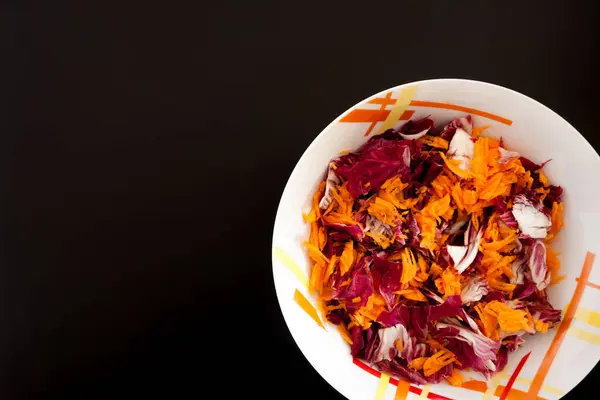 Siyah Masa Üzerinde Havuçlu Salata Üst Manzara Gıda Arkaplanı — Stok fotoğraf