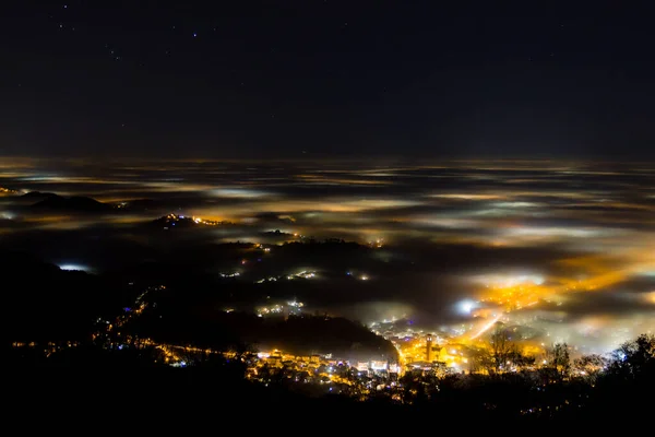 Простое Освещение Частично Покрытое Туманом Мягкие Огни Гора Граппа Итальянский — стоковое фото