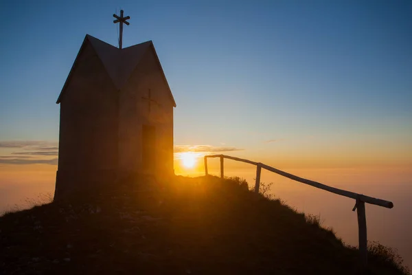 Amanecer Pequeña Iglesia Monte Grappa Paisaje Italia Alpes Italianos Panorama — Foto de Stock