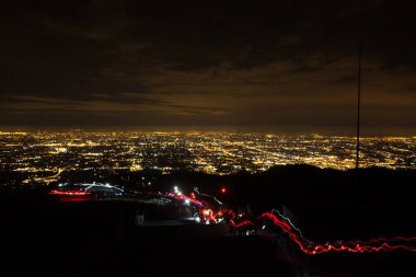 Işıkların izi. Elektrik ışığıyla aydınlatılmış bir düzlüğün havadan görünüşü. İtalyan manzarası