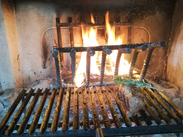 暖炉で焼かれた肉 — ストック写真