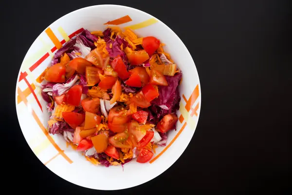 Siyah Masada Havuçlu Domatesli Salata Gıda Arkaplanı — Stok fotoğraf
