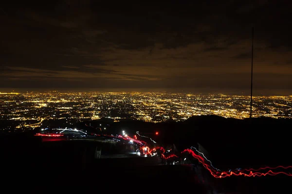 Işıkların izi. Elektrik ışığıyla aydınlatılmış bir düzlüğün havadan görünüşü. İtalyan manzarası