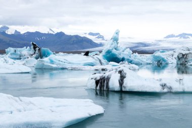 Jokulsarlon Buzul Gölü, İzlanda. Suda yüzen buzdağları. İzlanda manzarası