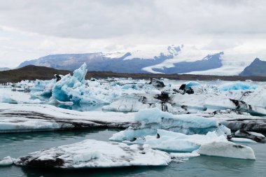 Jokulsarlon Buzul Gölü, İzlanda. Suda yüzen buzdağları. İzlanda manzarası