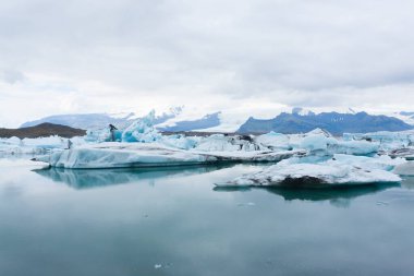 Jokulsarlon Buzul Gölü, İzlanda. Suda yüzen buzdağları. İzlanda manzarası