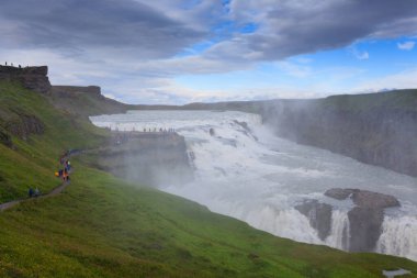 Gullfoss yaz sezonunda İzlanda 'ya düşer. İzlanda manzarası.
