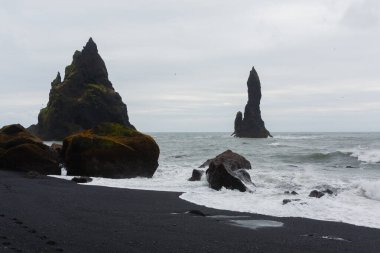Reynisfjara lav plaj manzarası, güney İzlanda manzarası. Vik siyah plajı