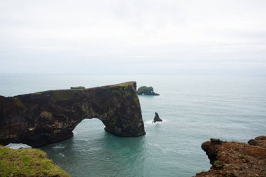Reynisfjara lav plaj manzarası, güney İzlanda manzarası. Vik siyah plajı
