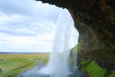 Seljalandsfoss yaz sezonunda İzlanda 'ya düşer. İzlanda manzarası.