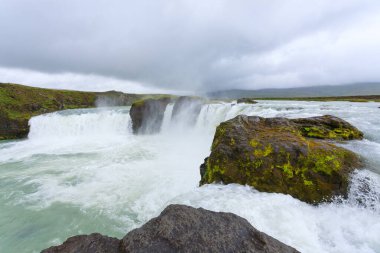 Godafoss yaz sezonunda İzlanda 'ya düşer. İzlanda manzarası.