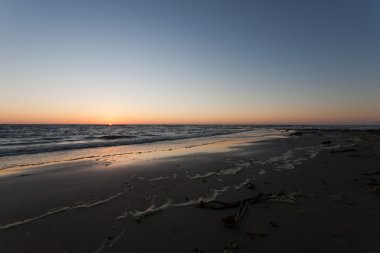 Kıyı şeridi gün batımında