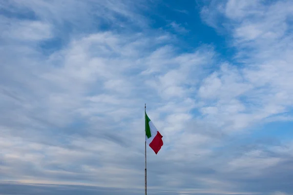 Bandeira italiana no céu azul — Fotografia de Stock