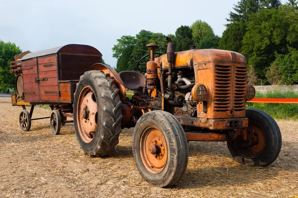 Трактор з фермерським вагоном — стокове фото