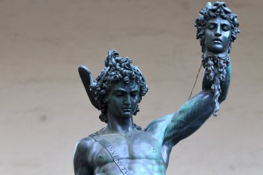 bronz heykelinterior del garaje de estacionamiento subterráneo