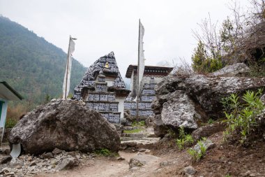 Everest ana kampı boyunca dualarla boyanmış kayalar, Nepal
