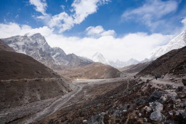 Dughla bölgesinde, Lobuche ana kampında Everest ana kampı yürüyüş yolu. Nepal manzarası