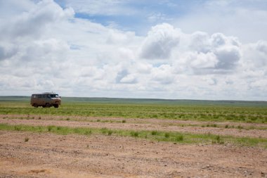 Moğolistan 'ın ücra bir bölgesindeki off-road araçları. Gobi çölünde.