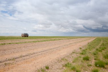 Moğolistan 'ın ücra bir bölgesindeki off-road araçları. Gobi çölünde.