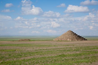Moğol bozkırında toprak yol, Gobi çölü manzarası, Moğolistan manzarası.