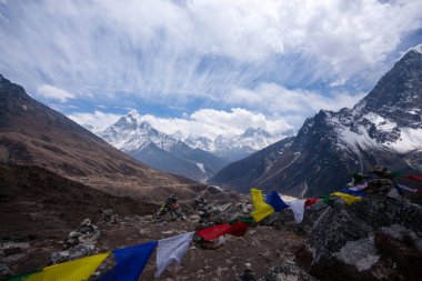 Chukpi Lhara 'dan manzara, Dughla, EBC yürüyüşü, Nepal. Everest ana kampı yürüyüş yapıyor.